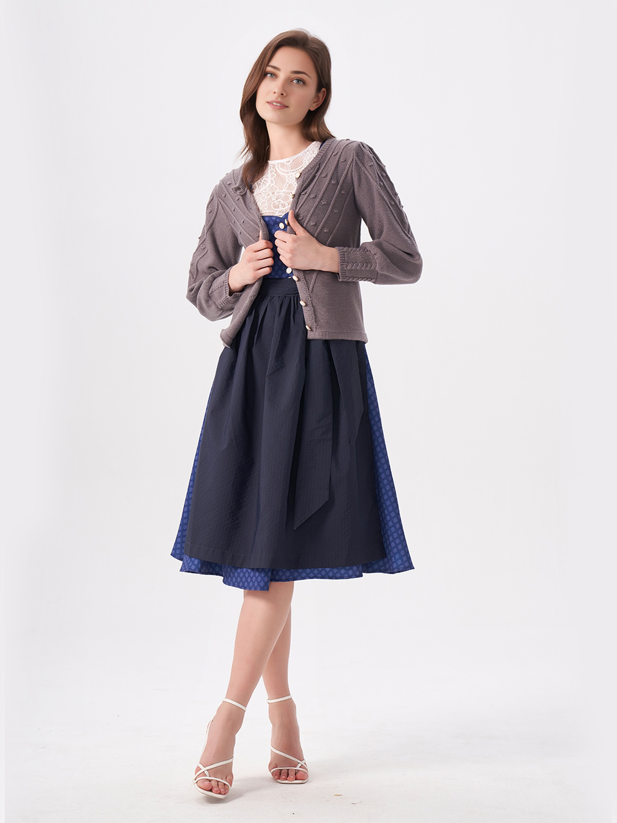 Dirndl mit Strickjacke