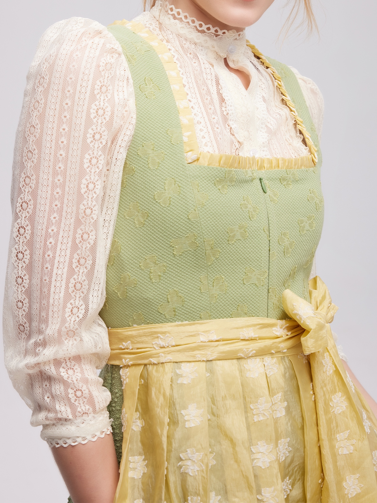 Dirndl in Grün mit floralen Details