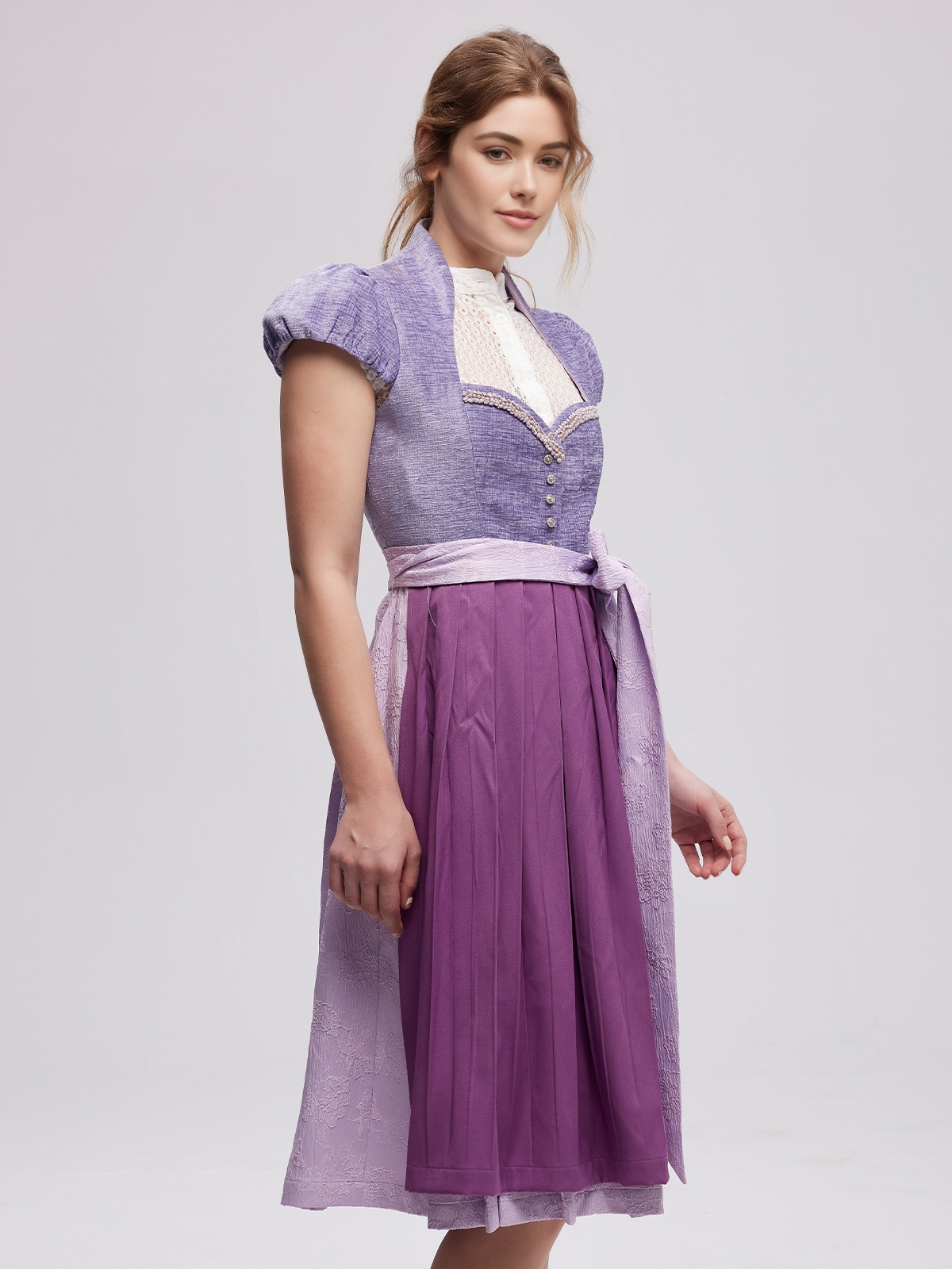 Dirndl in Lila – feminin & elegant