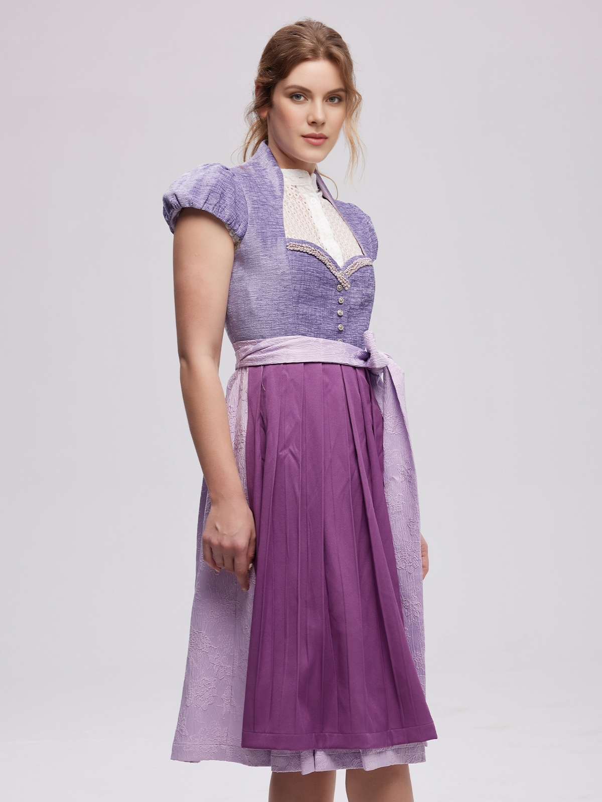 Dirndl mit V-Ausschnitt in Lila