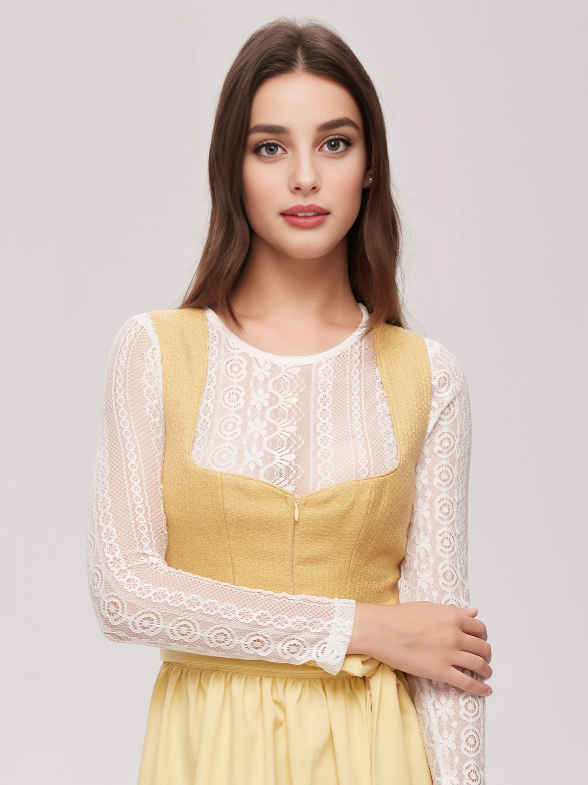 Gelbes Dirndl mit floralen Details