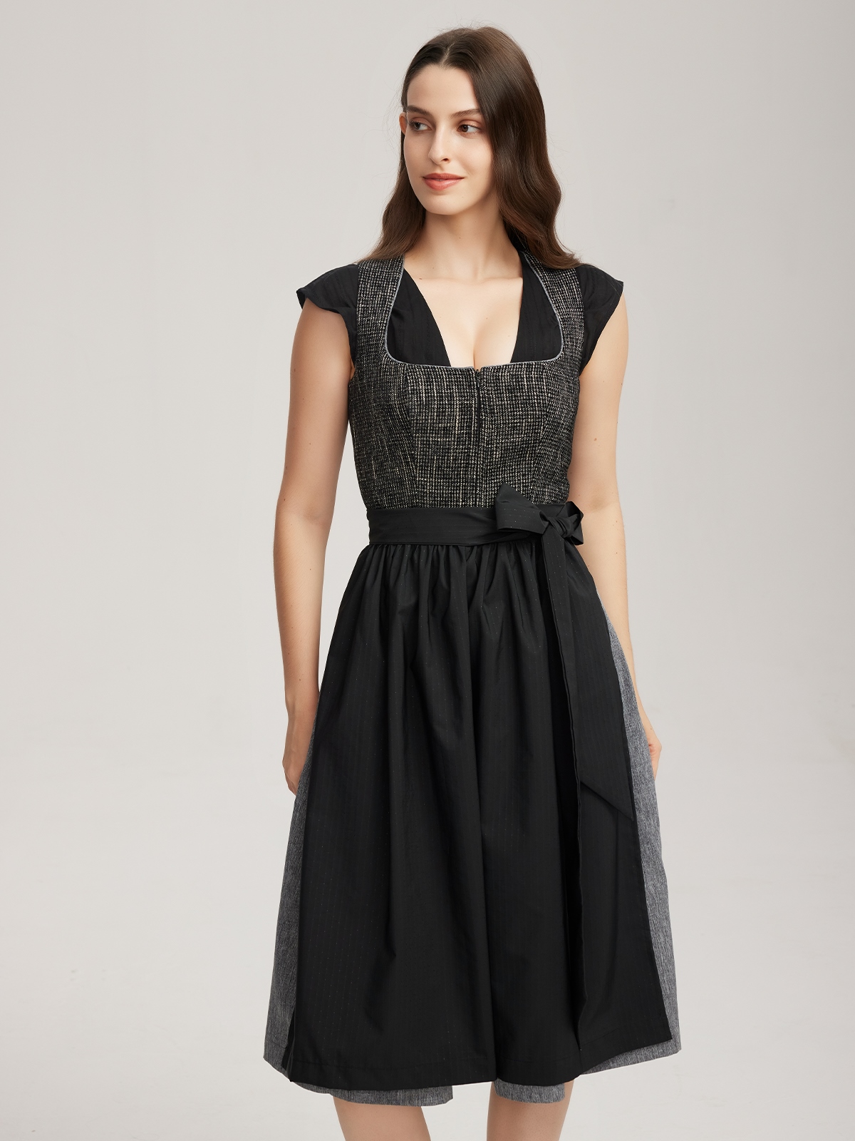 Modernes schwarzes Dirndl mit schlankem Schnitt