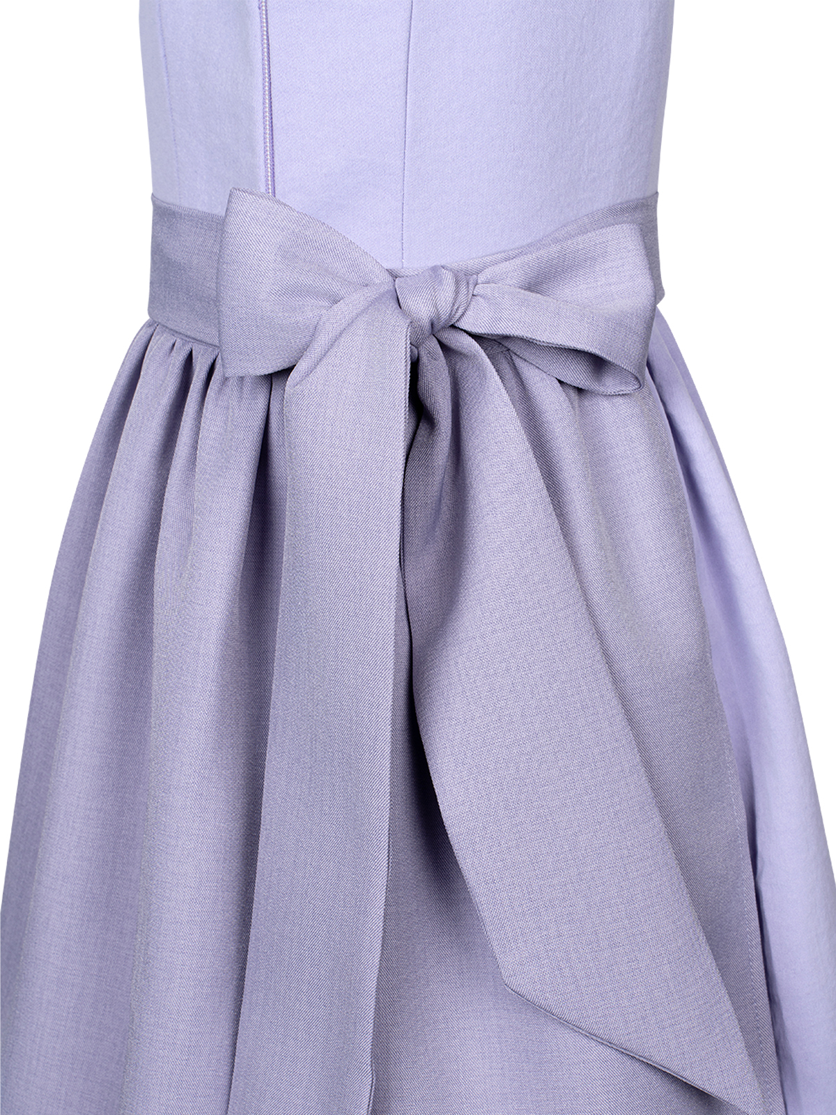 Modernes Dirndl mit Spitze und V-Ausschnitt