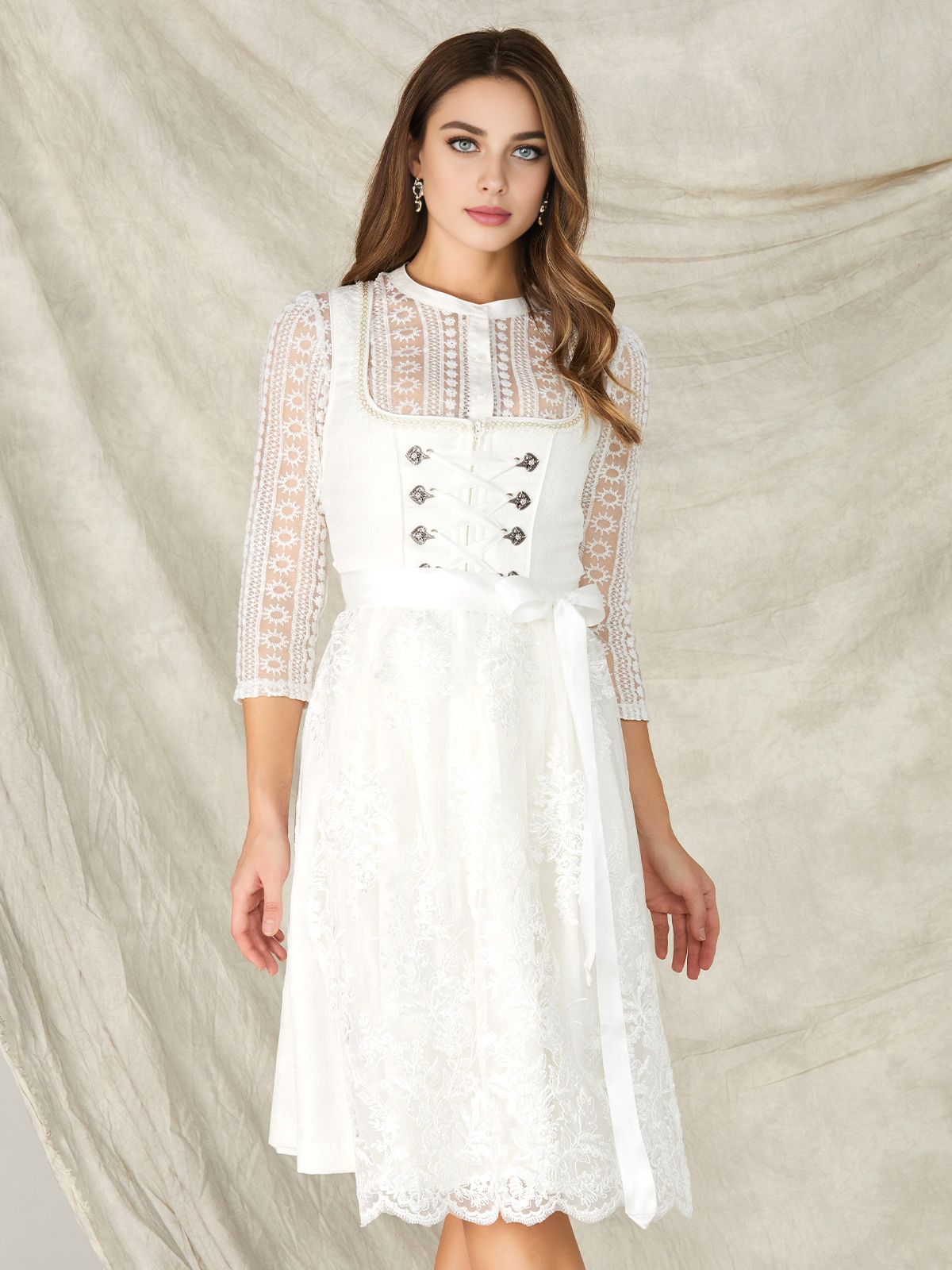 Dirndl midi pink in Weiß mit floralen Details