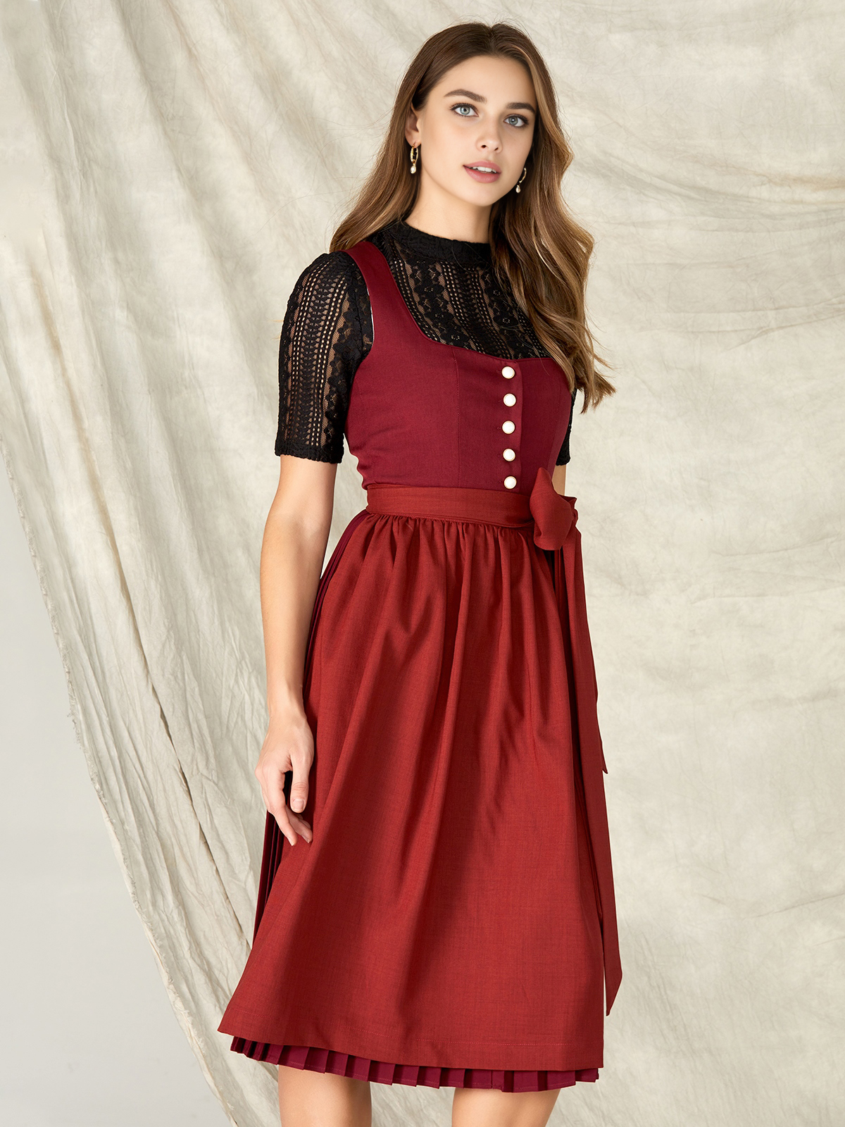 Modernes rotes Dirndl mit schmaler Taille und legerem Schnitt