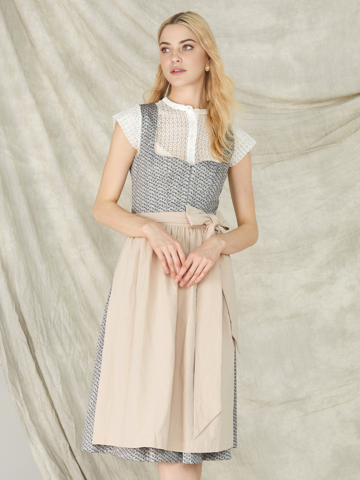 Dirndl in Blau mit modernem Schnitt