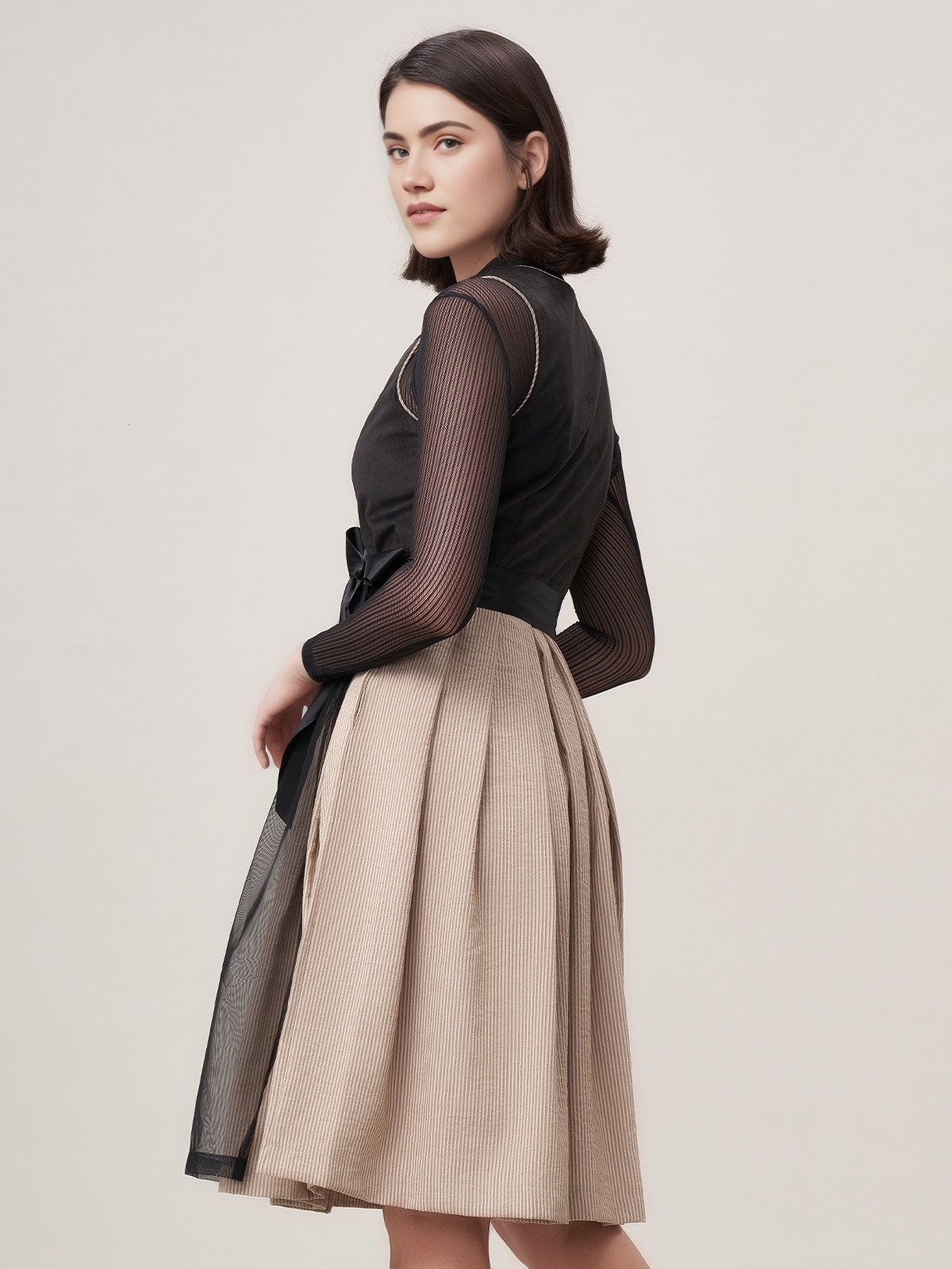 Schwarzes Dirndl Samt – modern und elegant