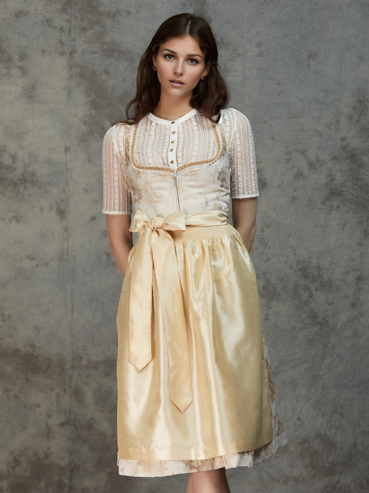 Modernes braunes Dirndl mit schmalen Trägern und taillierter Silhouette