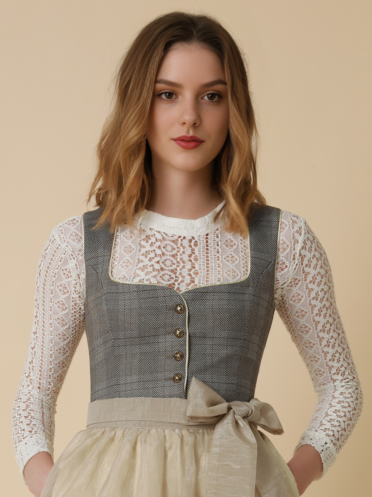 Weißes Dirndl mit grauen Akzenten