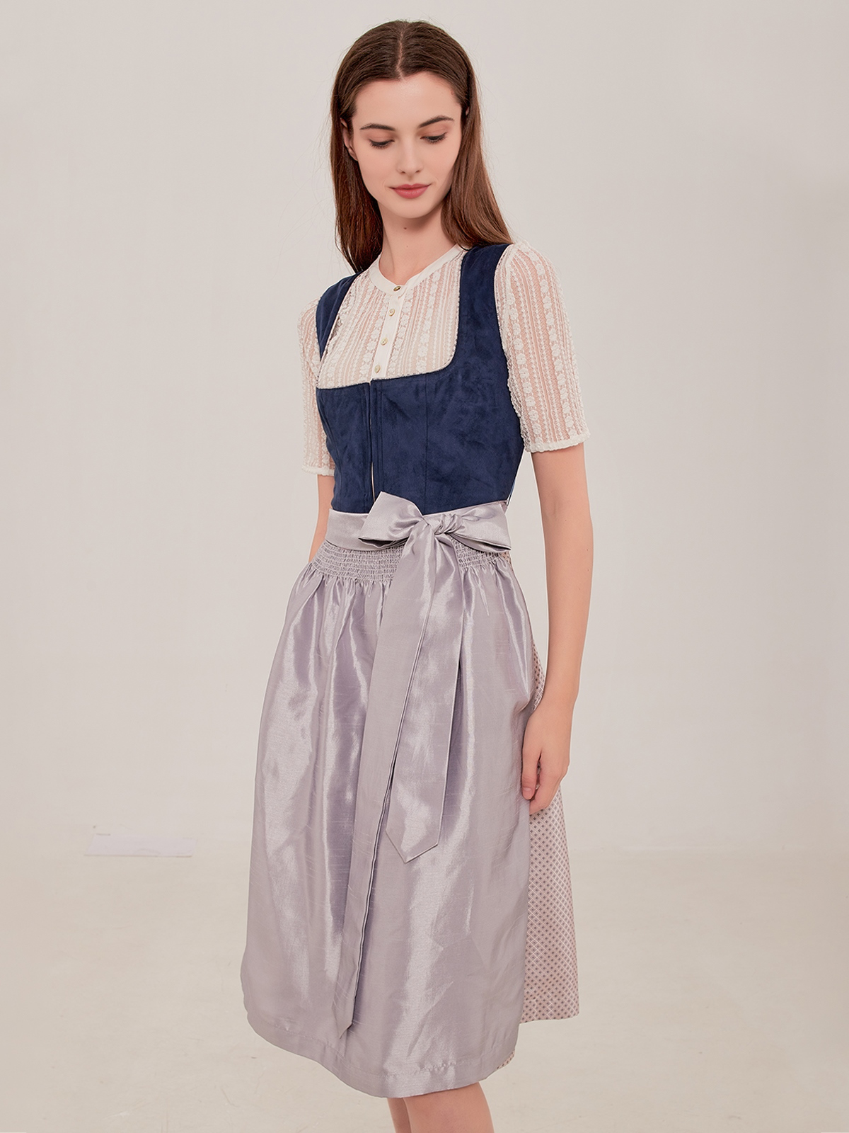 Modernes Dirndl in Blau