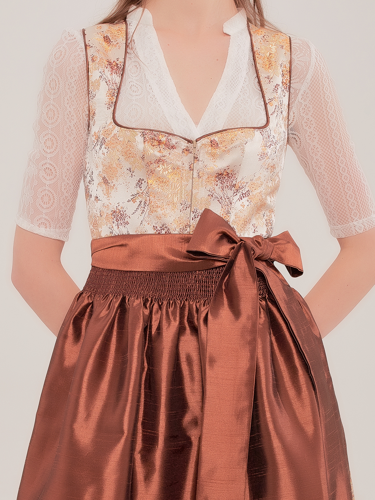 Ein strahlend gelbes Ja Mei Dirndl mit feiner Blumenstickerei