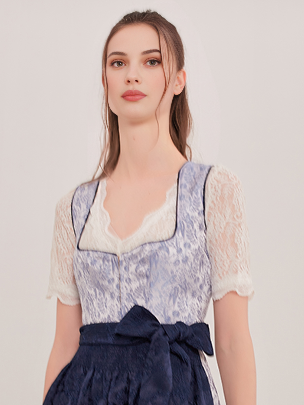 Ein elegantes blaues Dirndl mit passenden Accessoires