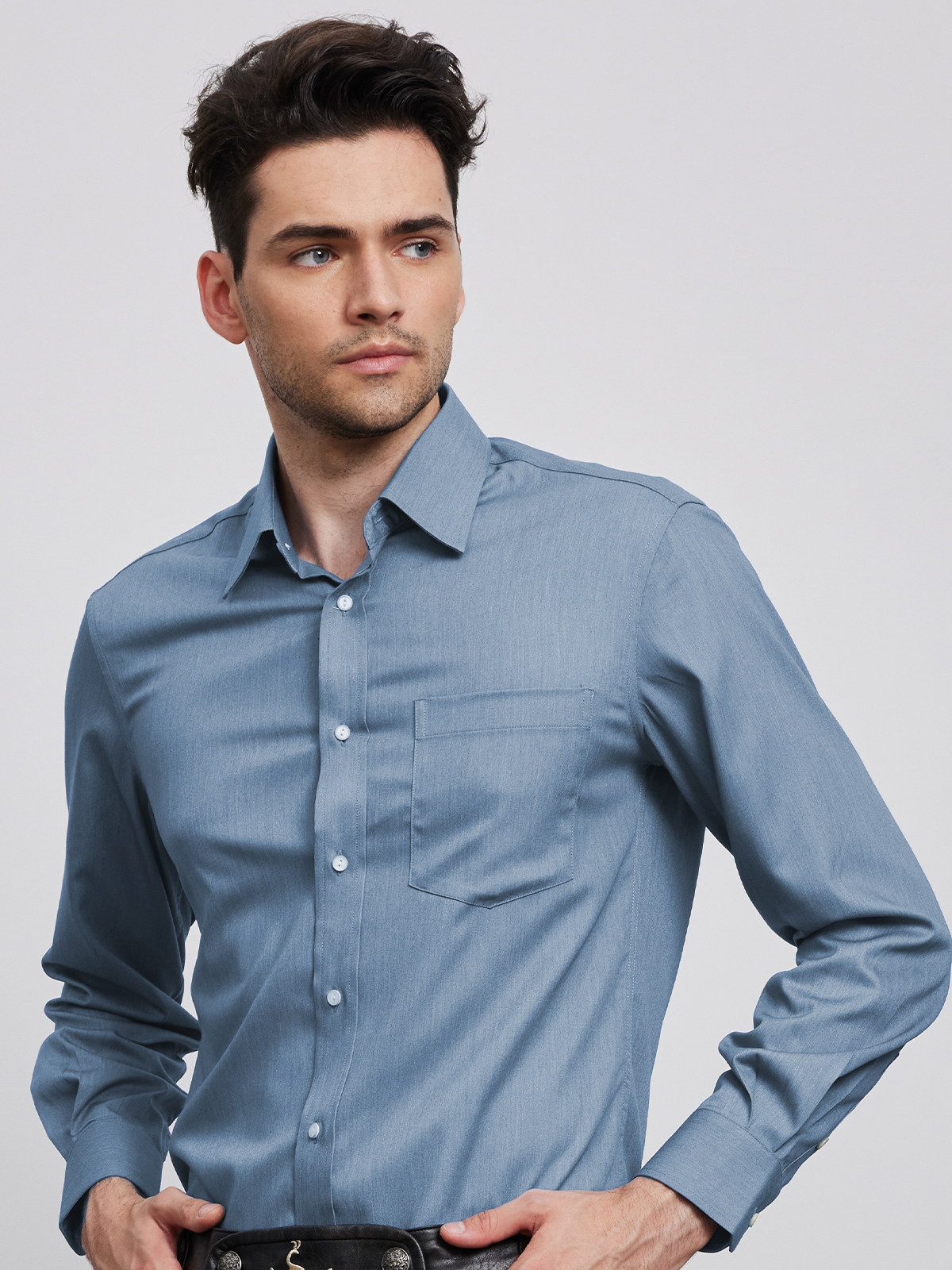 Blaues Dirndl mit stilvoller Bluse