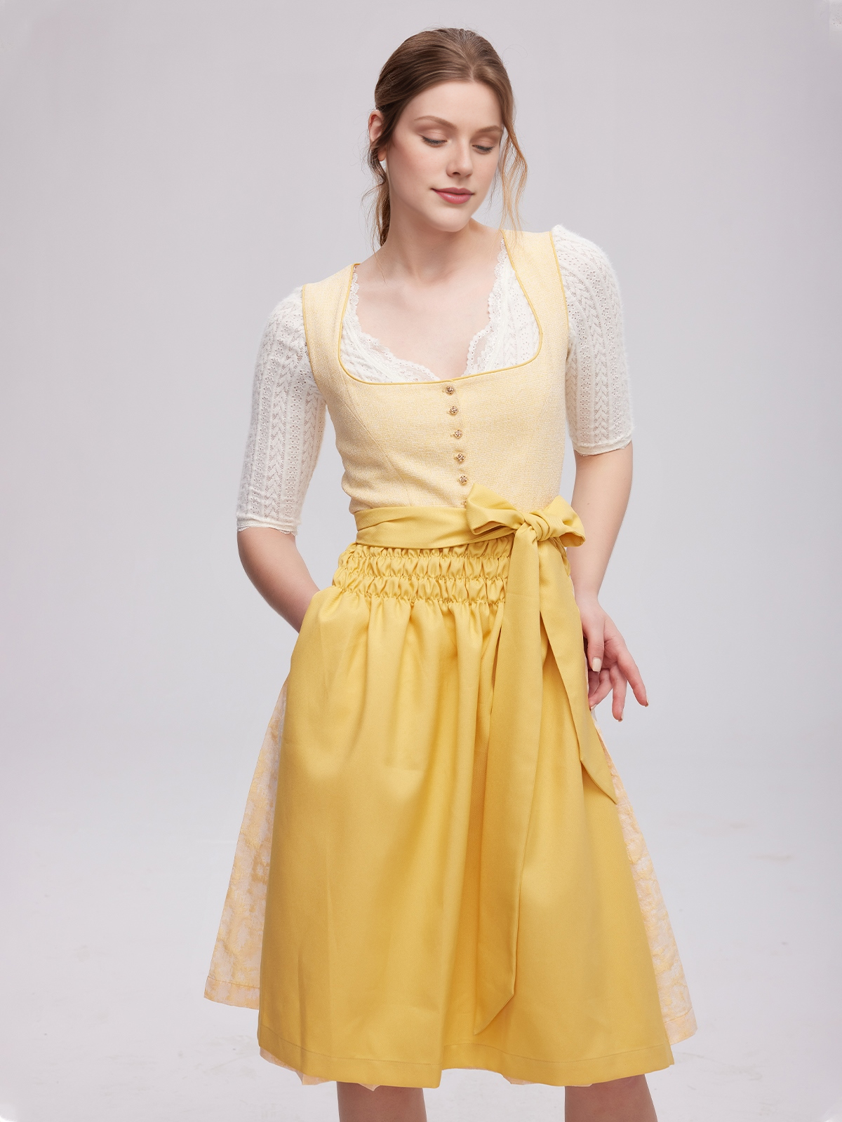 Modernes Dirndl ohne Bluse mit Ärmel