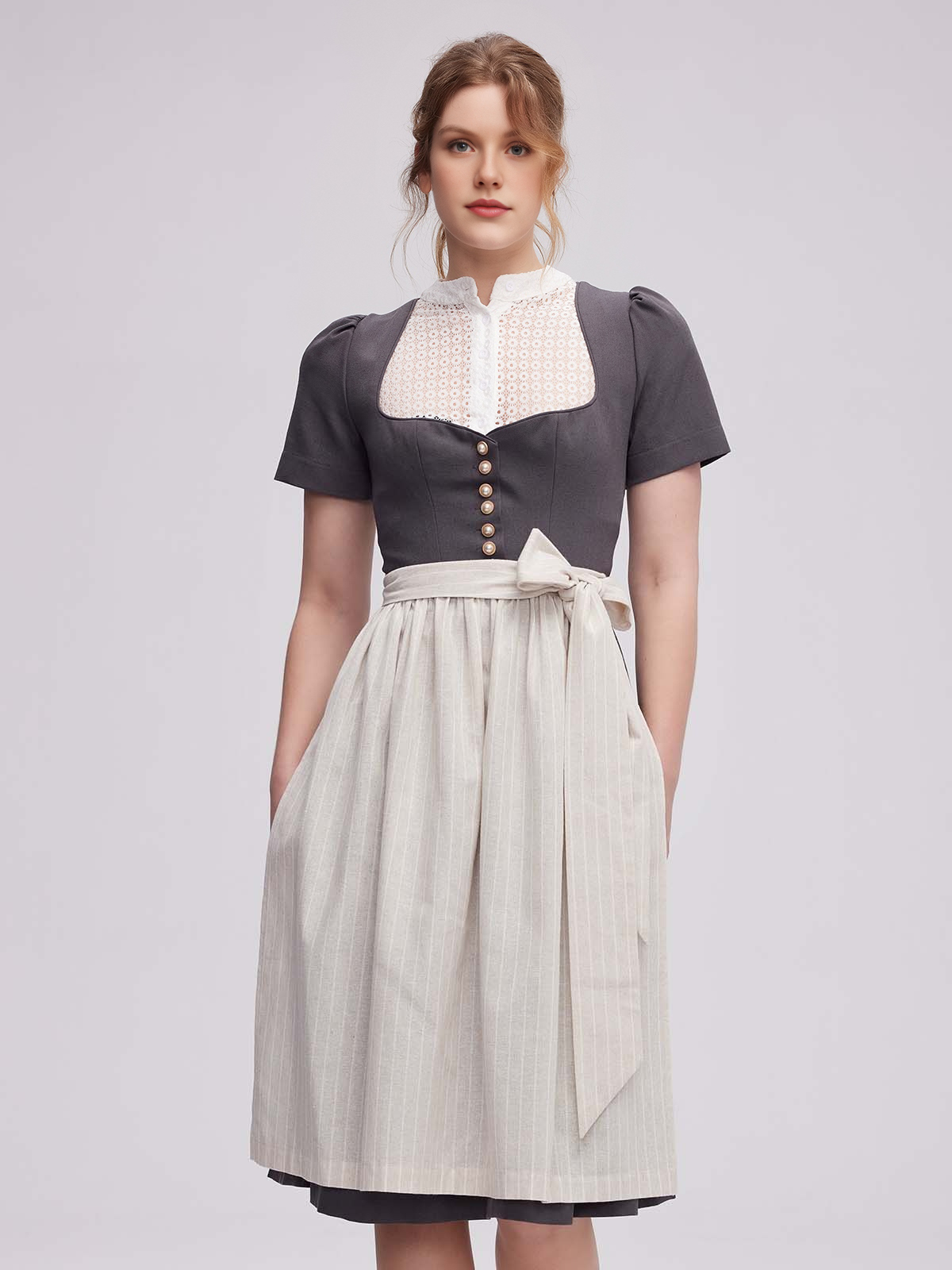 Dirndl in Grau mit traditionellem Schnitt
