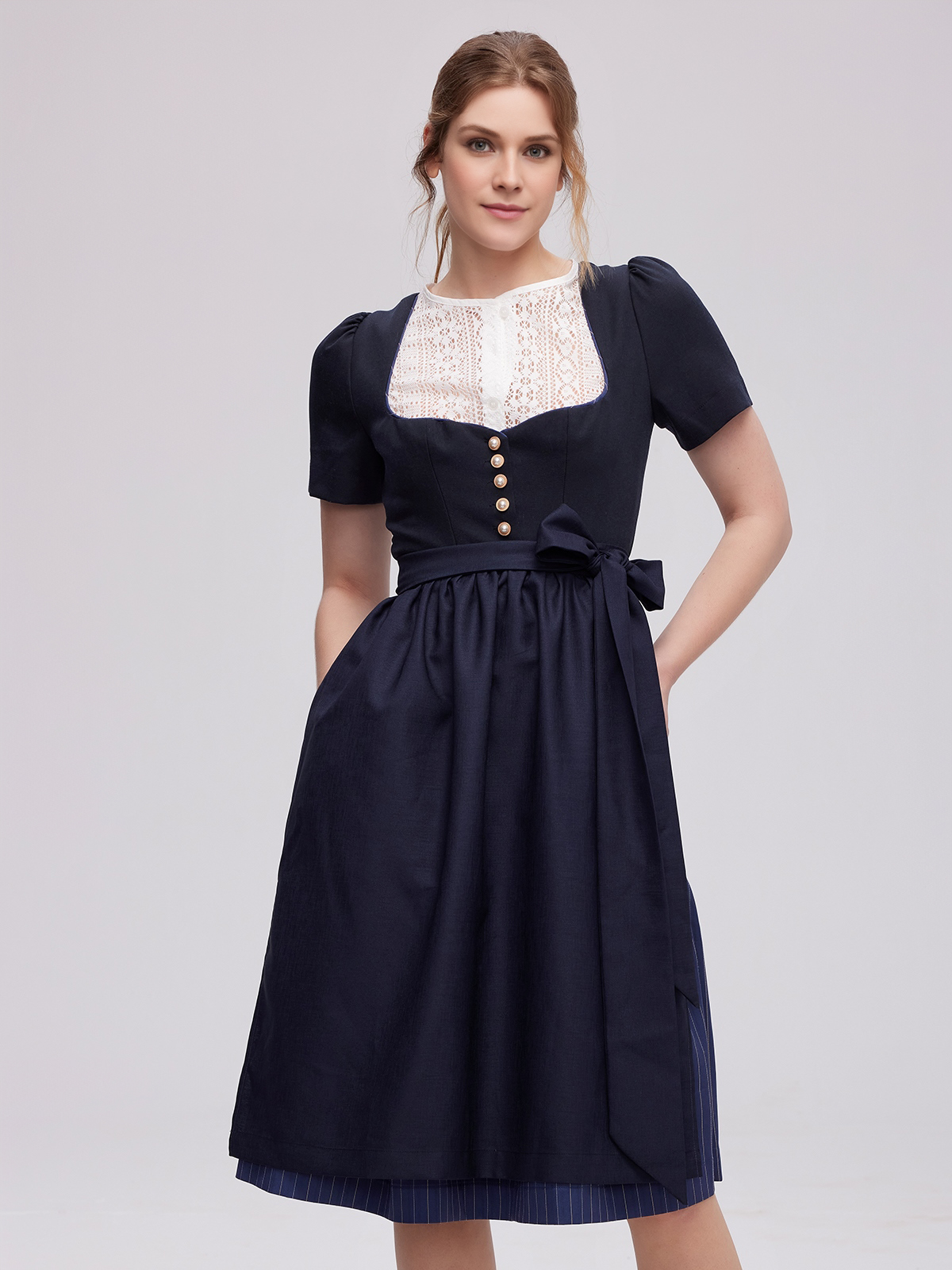 Rotes Samt Dirndl mit eleganter Silberstickerei