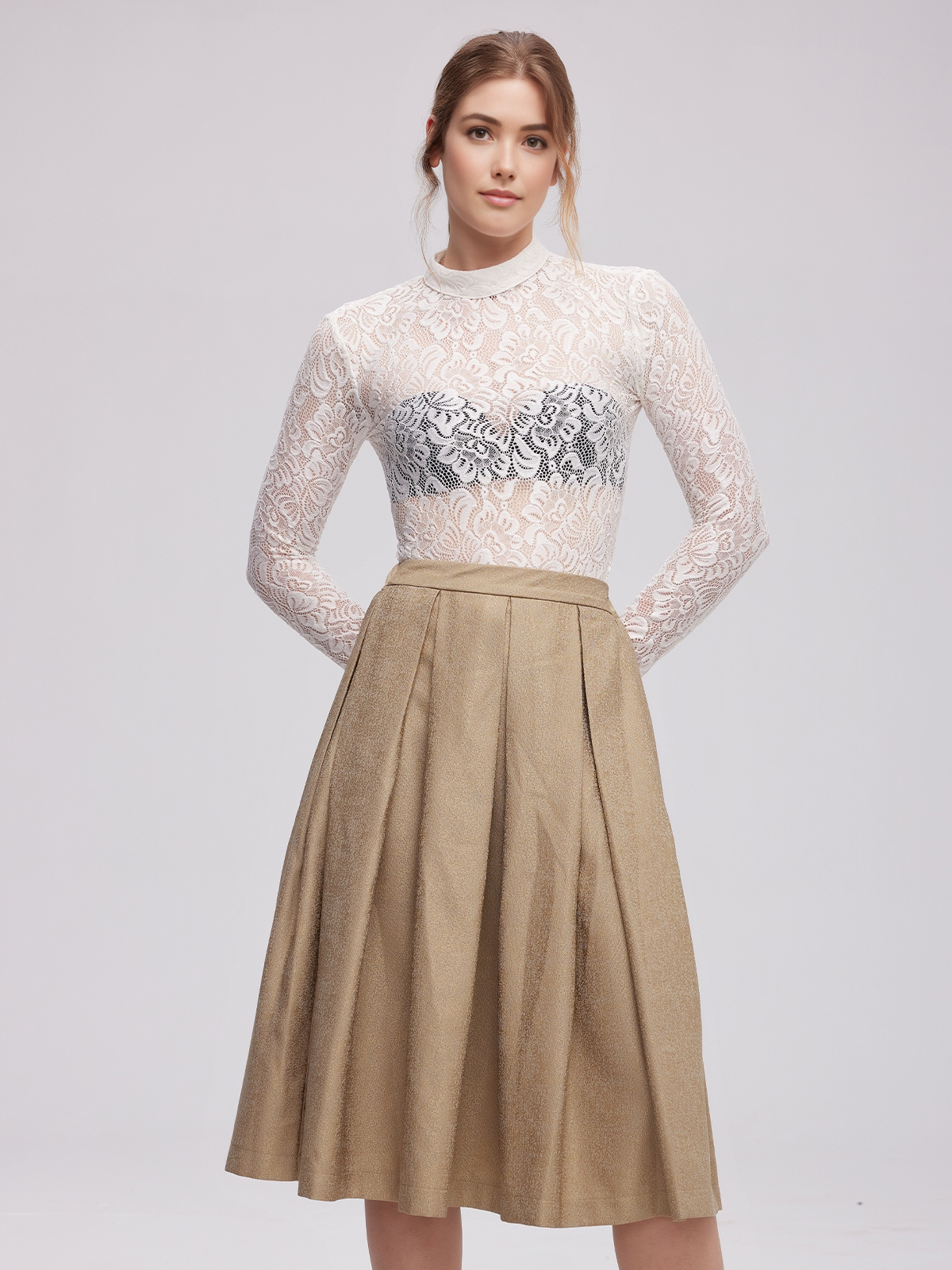 Modernes Dirndl in Weiß mit figurbetonter Corsage
