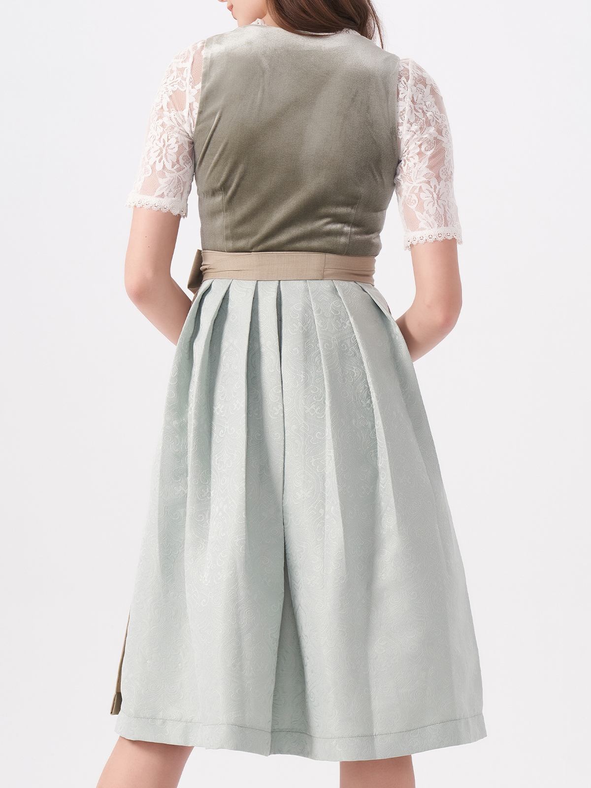 Schwarzes Dirndl mit grüner Schürze