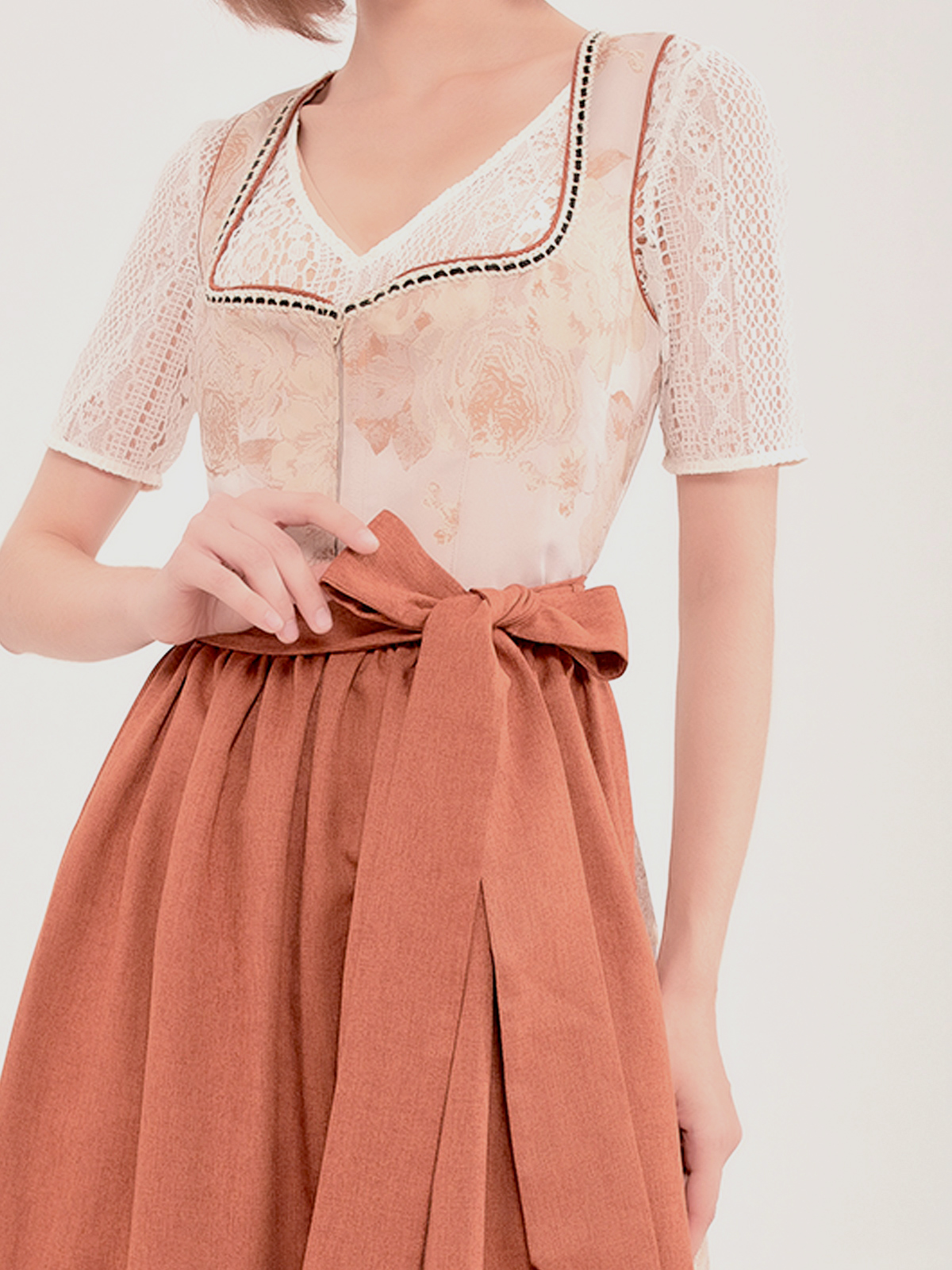 Modernes Dirndl in Dunkelblau