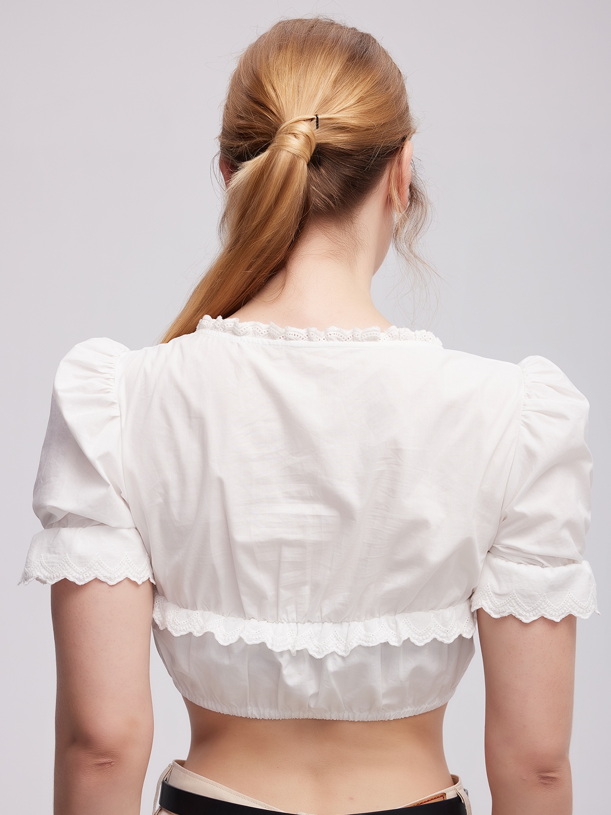 Modernes Dirndl mit Herzausschnitt