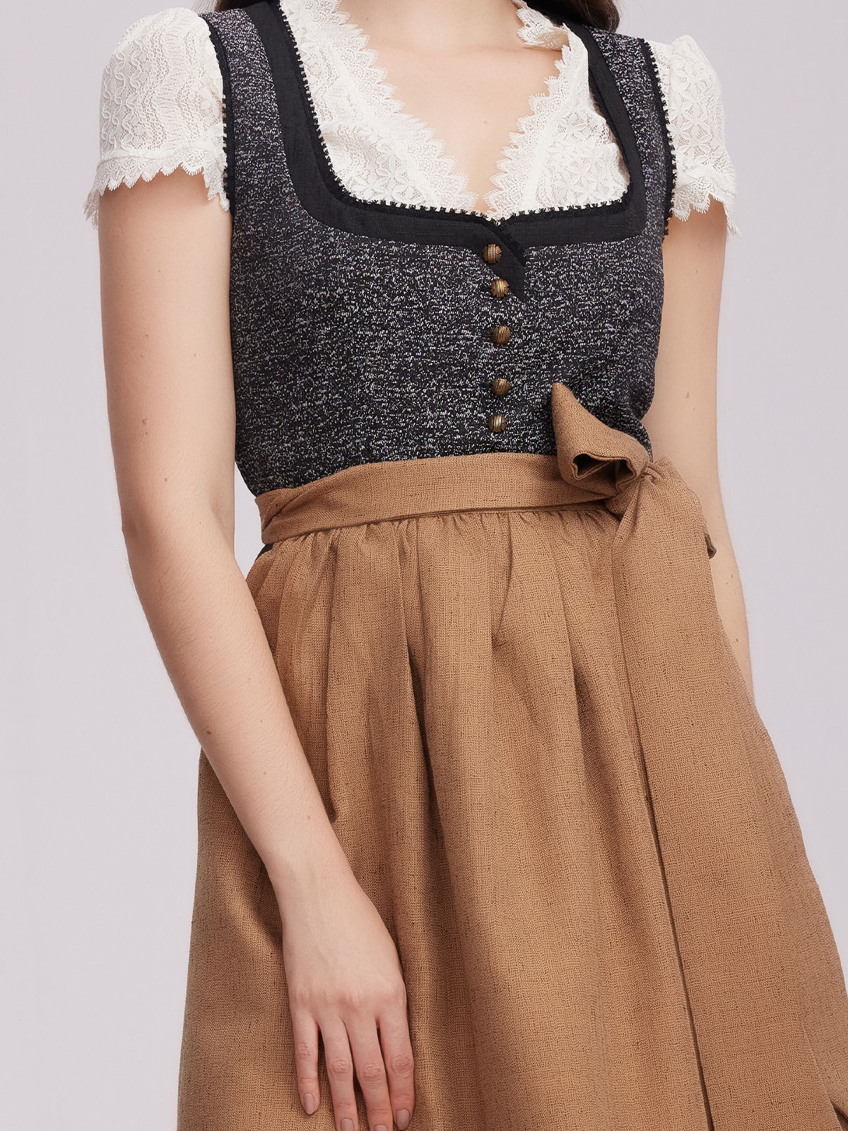 Moderne Dirndlbluse Lochspitze in Schwarz